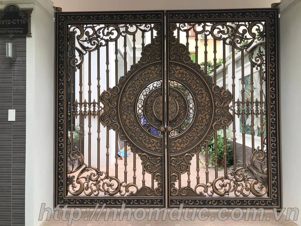 Cửa cổng hợp kim nhôm đúc với hoa văn được thiết kế tinh tế độc đáo, sơn màu hài hòa tôn lên vẻ đẹp