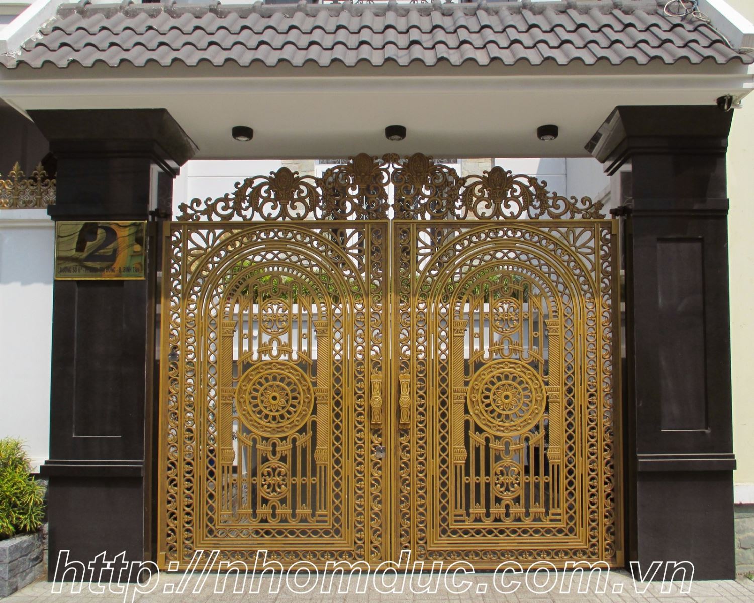 cửa cổng nhôm đúc Fuco mẫu mã đẹp, sản xuất công nghệ Nhật Bản