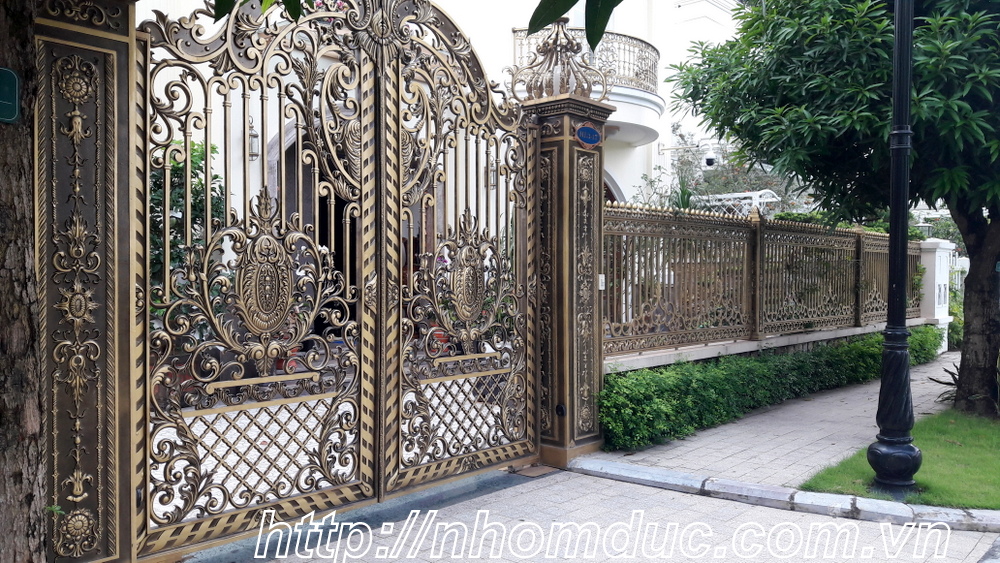 Mẫu cổng nhôm đúc tuyệt đẹp thể hiện sự sang trọng và tiện nghi