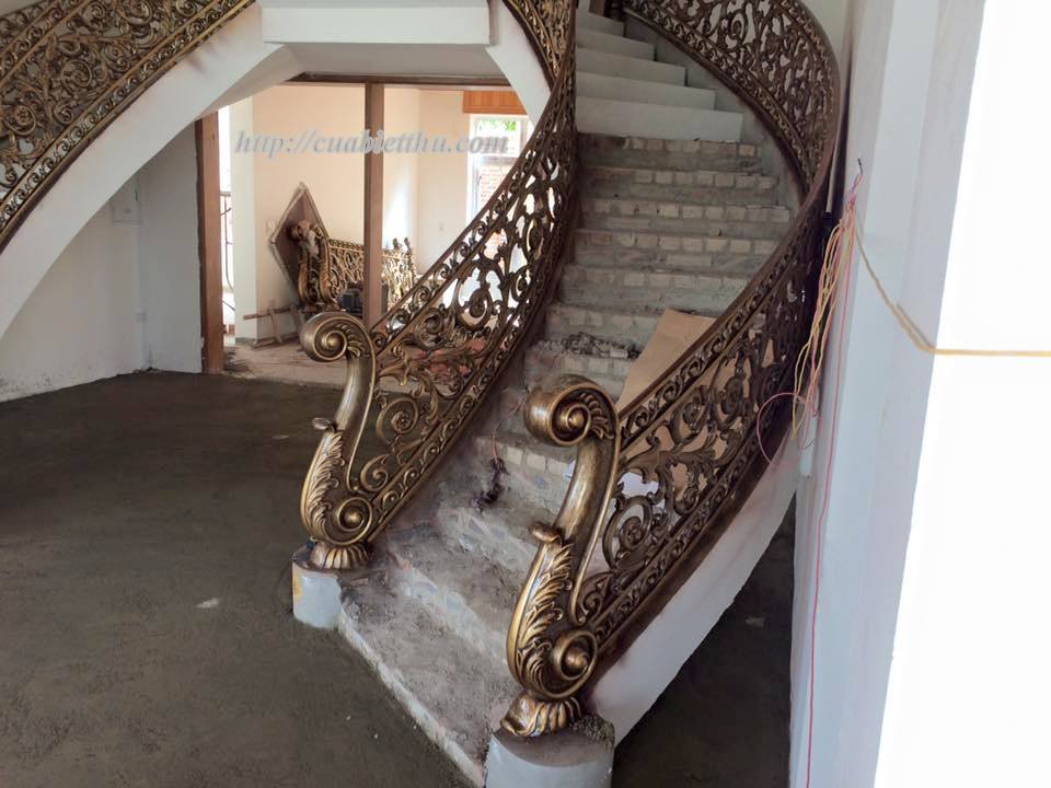 Cầu thang nhôm đúc cao cấp phù hợp với các không gian nhà biệt thự,kiến trúc Pháp.